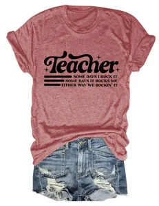T-shirt con slogan Teacher color rosso mattone e pantaloncini di jeans strappati