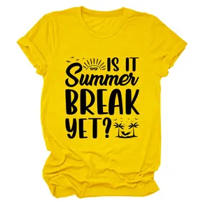 Detailansicht des Is It Summer Break Slogans auf einem gelben Damen-Baumwoll-T-Shirt.