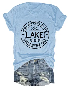 Gros plan du t-shirt bleu clair pour femme avec motif Lake et short en jean effiloché