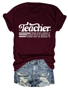 Vista frontale di una t-shirt bordeaux Teacher e shorts in denim strappati su sfondo bianco