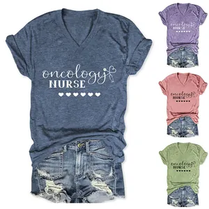 Detailansicht des Oncology Nurse Print T-Shirts in Graublau, Lila, Rosa und Grün.