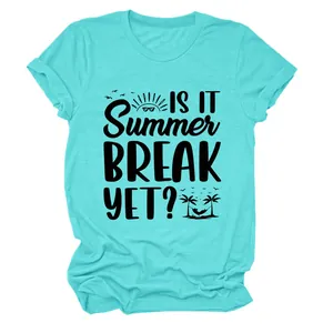 Nahaufnahme eines türkisfarbenen Damen-T-Shirts mit 'Summer Break'-Grafikdruck