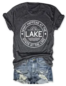 Vue détaillée d'un t-shirt décontracté gris chiné pour femmes avec imprimé de lac