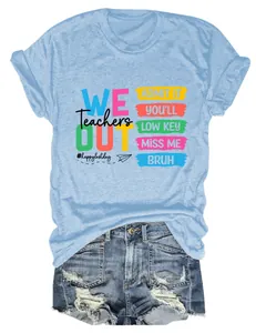 Casual lichtblauw T-shirt met kleurrijke 'Teachers We Out' print en spijkershorts