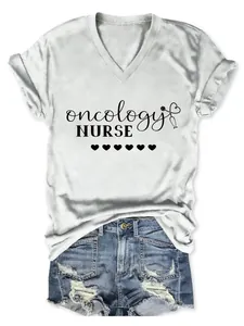 Weißes Damen V-Ausschnitt T-Shirt mit Onkologie-Krankenschwester-Grafik und Shorts.
