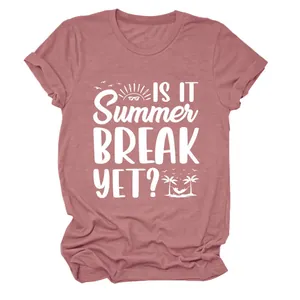 Detailansicht des 'Is It Summer Break Yet?' Grafikdrucks auf einem rosa Damen-T-Shirt.