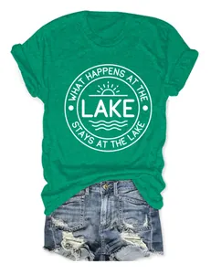 Vue détaillée d'un t-shirt vert pour femme avec imprimé blanc du slogan Lake Life