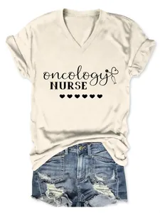 Detailansicht des Grafikdrucks der Onkologie-Krankenschwester auf beigem V-Shirt.