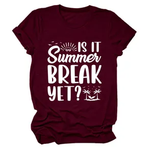 Detail des burgunderroten Damen-T-Shirts mit 'Is It Summer Break Yet?'-Aufdruck