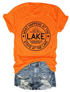Gros plan d'un t-shirt orange vif avec un imprimé graphique sur le thème du lac estival