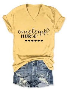 Gelbes V-Ausschnitt T-Shirt Detail mit 'Oncology NURSE' Text und Herzgrafik-Druck