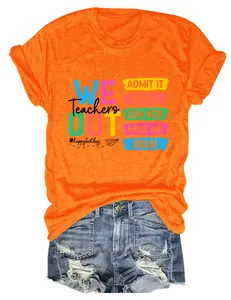 Detail van oranje leraren T-shirt met kleurrijke grafische print en denim korte broek.