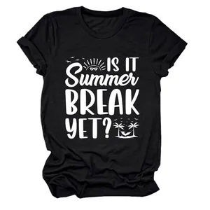 Detailansicht des weißen Is It Summer Break Yet Aufdrucks auf einem schwarzen Damen T-Shirt