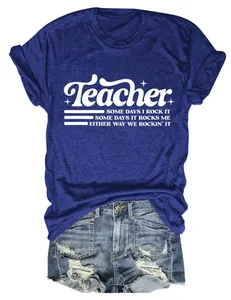 Primo piano di una t-shirt blu con stampa Teacher abbinata a pantaloncini denim
