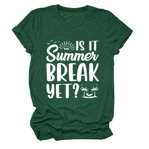 Detailansicht der 'Is It Summer Break Yet?' Grafik auf einem grünen Rundhals-T-Shirt