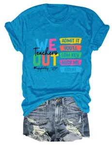 Helderblauw t-shirt met 'Teachers We Out' print en een distressed denim short