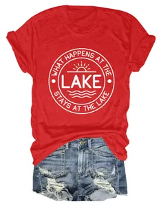 T-shirt rouge avec slogan Lake et short en jean vieilli pour un look décontracté chic