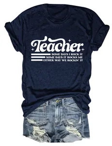 Vista dettagliata di una t-shirt da donna blu navy con stampa grafica Teacher bianca