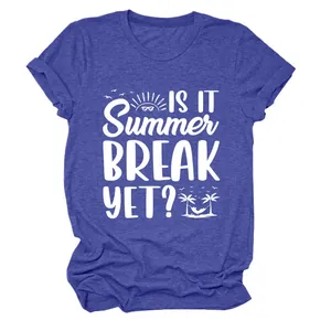 Detail der weißen "Is It Summer Break Yet?" Grafik auf dem blauen Damen T-Shirt