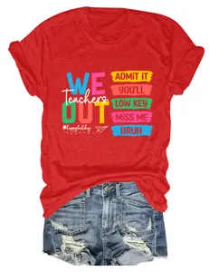 Detail van een rood lerarenshirt met kleurrijke tekstprint 'We Teachers Out'