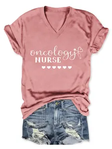 Detailaufnahme des pinkfarbenen Onkologie-Pflege-T-Shirts mit V-Ausschnitt und Aufdruck