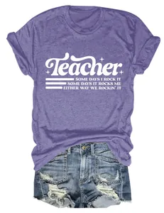 Dettaglio della maglietta viola con slogan dell'insegnante e pantaloncini di jeans