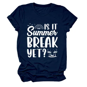 Detailansicht des dunkelblauen T-Shirts mit 'Is It Summer Break Yet?' Grafikdruck
