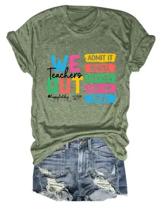 Detailopname van groen T-shirt met korte mouwen en 'Teachers We Out' opdruk.