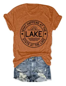 Détail de l'imprimé graphique sur le thème du lac sur un t-shirt orange confortable