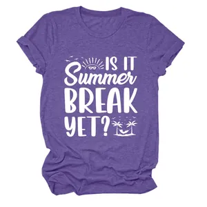 Detailansicht der weißen 'Summer Break'-Grafik auf einem lila T-Shirt mit Rundhalsausschnitt