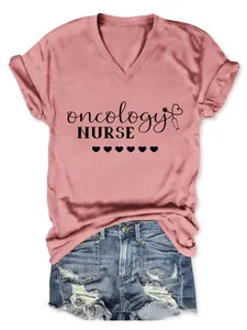 Detailansicht des rosa Onkologie Krankenschwester T-Shirts mit V-Ausschnitt und Print