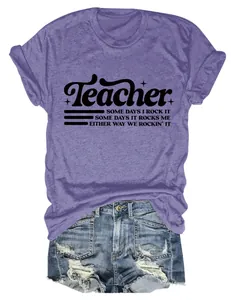 Dettaglio della stampa con citazione Teacher su t-shirt viola a maniche corte di cotone morbido