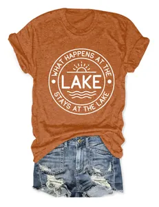 Détail d'un t-shirt orange pour femme avec le motif imprimé What Happens At The Lake