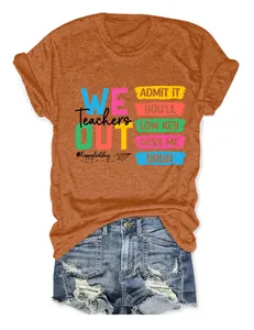Detailopname van een roestkleurig dames-T-shirt met kleurrijke 'Teachers We Out' print