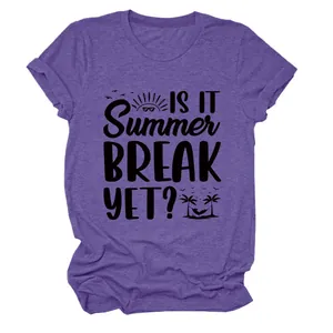 Detailansicht der schwarzen Aufschrift Is It Summer Break Yet auf violettem T-Shirt