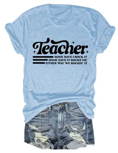 Vista dettagliata della t-shirt azzurra con stampa Teacher e pantaloncini denim