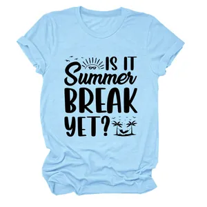 Detail des lustigen Summer Break-Textdrucks auf hellblauem Damen-T-Shirt mit Rundhals