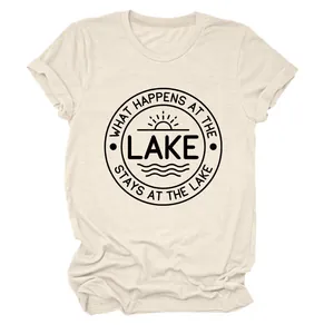 Vue détaillée de l'imprimé What Happens At The Lake sur un t-shirt en coton de couleur beige