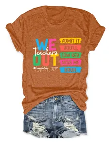 Detailweergave oranje dames T-shirt met Teachers We Out print en denim shorts