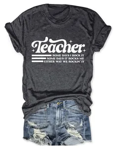 Vista dettagliata della stampa Teacher su una t-shirt grigio antracite a maniche corte