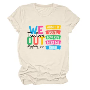 Gedetailleerde macroweergave van kleurrijke 'Teachers We Out' grafische print op t-shirt
