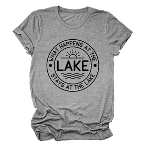 Vue détaillée d'un t-shirt gris pour femmes avec le motif WHAT HAPPENS AT THE LAKE