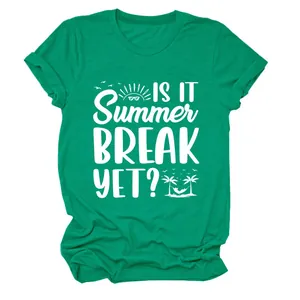 Detaillierte Nahaufnahme eines grünen T-Shirts mit dem Aufdruck 'Is It Summer Break Yet?'