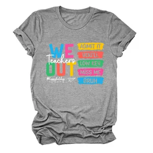 Gedetailleerde weergave van de kleurrijke Teachers We Out-print op een grijs t-shirt.