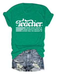 Vista dettagliata della maglietta verde Teacher con pantaloncini di jeans per l'estate