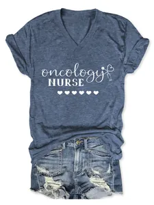 Nahaufnahme eines blauen V-Ausschnitt T-Shirts mit oncology NURSE Grafikdruck Design