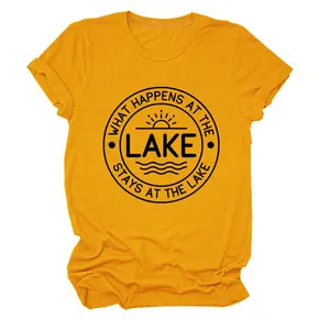 T-shirt jaune à col rond pour femme avec motif graphique 'What Happens At The Lake'