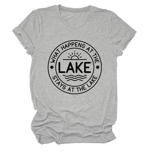 Vue détaillée du T-shirt gris avec le motif circulaire Lake imprimé sur le devant