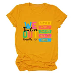 Geel dames T-shirt met ronde hals en kleurrijke 'Teachers We Out' grafische print.