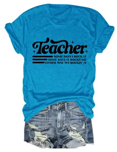 Dettaglio della t-shirt blu con stampa Teacher e pantaloncini di jeans strappati